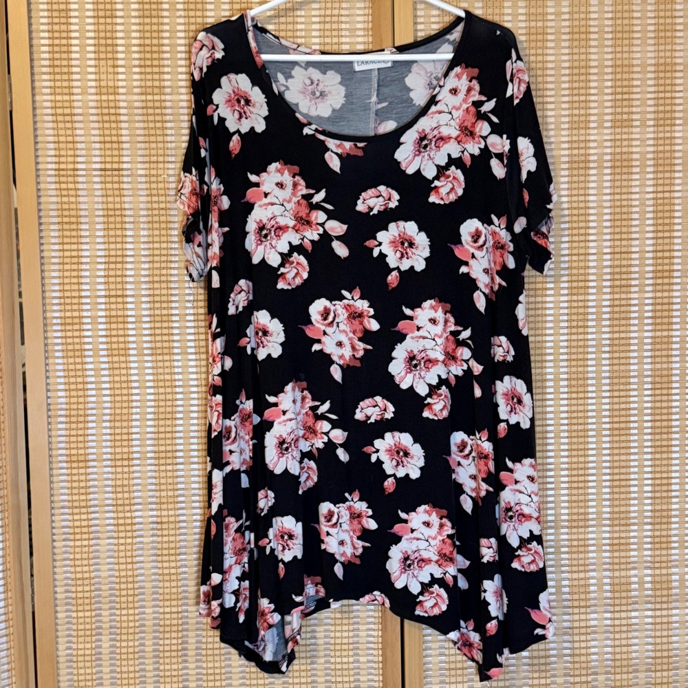 Larace Women 2X Floral Tunic Top Black Pink Short Sleeve Sharkbite Hem Rayon